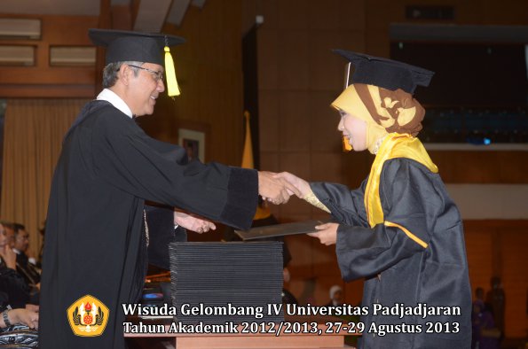 wisuda-unpad-gel-iv-ta-2012_2013-fakultas-ekonomi-dan-bisnis-oleh-dekan-208