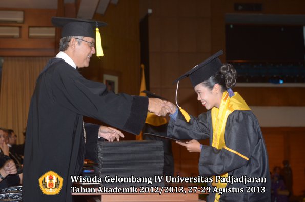 wisuda-unpad-gel-iv-ta-2012_2013-fakultas-ekonomi-dan-bisnis-oleh-dekan-209