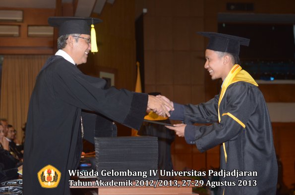 wisuda-unpad-gel-iv-ta-2012_2013-fakultas-ekonomi-dan-bisnis-oleh-dekan-210