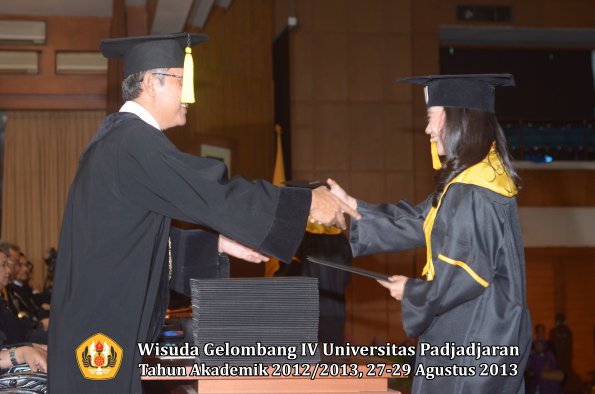 wisuda-unpad-gel-iv-ta-2012_2013-fakultas-ekonomi-dan-bisnis-oleh-dekan-211