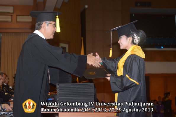 wisuda-unpad-gel-iv-ta-2012_2013-fakultas-ekonomi-dan-bisnis-oleh-dekan-212