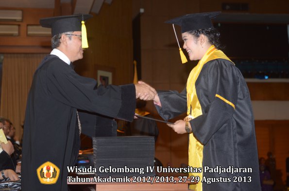 wisuda-unpad-gel-iv-ta-2012_2013-fakultas-ekonomi-dan-bisnis-oleh-dekan-213