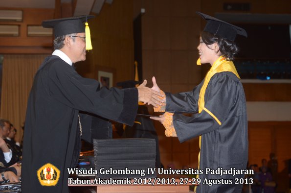 wisuda-unpad-gel-iv-ta-2012_2013-fakultas-ekonomi-dan-bisnis-oleh-dekan-214