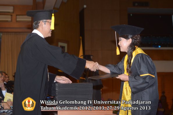 wisuda-unpad-gel-iv-ta-2012_2013-fakultas-ekonomi-dan-bisnis-oleh-dekan-215