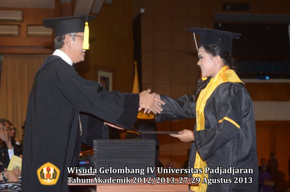 wisuda-unpad-gel-iv-ta-2012_2013-fakultas-ekonomi-dan-bisnis-oleh-dekan-216