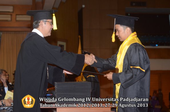 wisuda-unpad-gel-iv-ta-2012_2013-fakultas-ekonomi-dan-bisnis-oleh-dekan-217