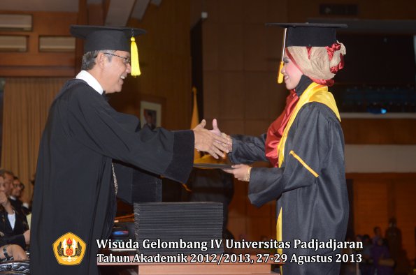 wisuda-unpad-gel-iv-ta-2012_2013-fakultas-ekonomi-dan-bisnis-oleh-dekan-218