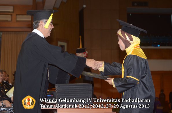 wisuda-unpad-gel-iv-ta-2012_2013-fakultas-ekonomi-dan-bisnis-oleh-dekan-219