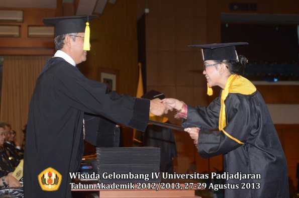 wisuda-unpad-gel-iv-ta-2012_2013-fakultas-ekonomi-dan-bisnis-oleh-dekan-220