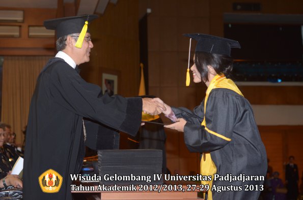 wisuda-unpad-gel-iv-ta-2012_2013-fakultas-ekonomi-dan-bisnis-oleh-dekan-221