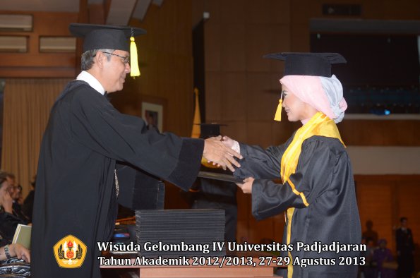 wisuda-unpad-gel-iv-ta-2012_2013-fakultas-ekonomi-dan-bisnis-oleh-dekan-222