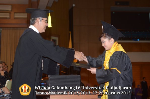 wisuda-unpad-gel-iv-ta-2012_2013-fakultas-ekonomi-dan-bisnis-oleh-dekan-223