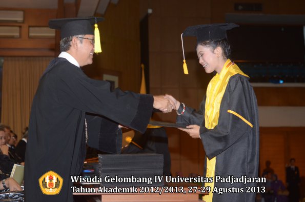 wisuda-unpad-gel-iv-ta-2012_2013-fakultas-ekonomi-dan-bisnis-oleh-dekan-224