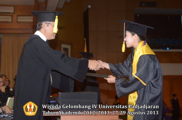 wisuda-unpad-gel-iv-ta-2012_2013-fakultas-ekonomi-dan-bisnis-oleh-dekan-225