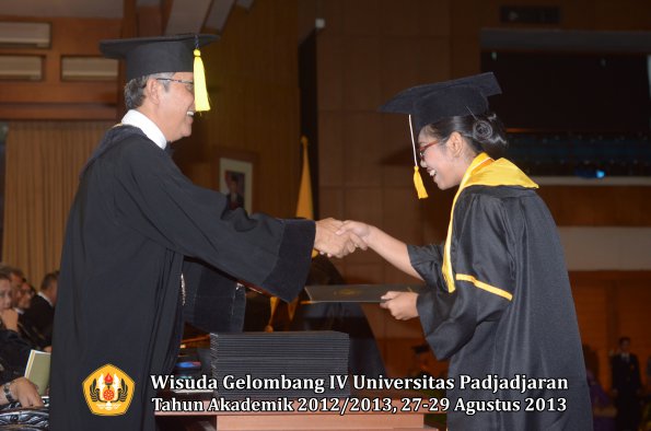 wisuda-unpad-gel-iv-ta-2012_2013-fakultas-ekonomi-dan-bisnis-oleh-dekan-226