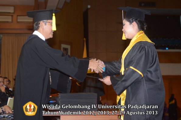 wisuda-unpad-gel-iv-ta-2012_2013-fakultas-ekonomi-dan-bisnis-oleh-dekan-227