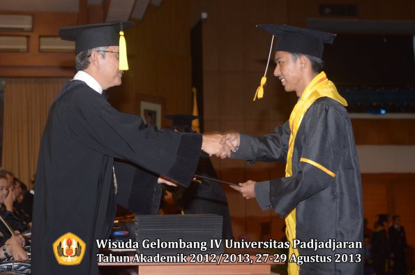 wisuda-unpad-gel-iv-ta-2012_2013-fakultas-ekonomi-dan-bisnis-oleh-dekan-228