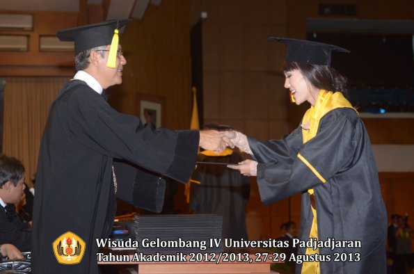 wisuda-unpad-gel-iv-ta-2012_2013-fakultas-ekonomi-dan-bisnis-oleh-dekan-229