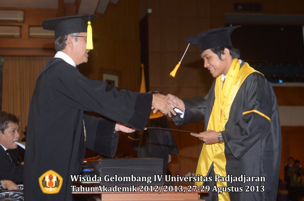 wisuda-unpad-gel-iv-ta-2012_2013-fakultas-ekonomi-dan-bisnis-oleh-dekan-230