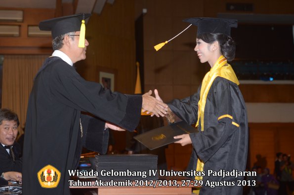 wisuda-unpad-gel-iv-ta-2012_2013-fakultas-ekonomi-dan-bisnis-oleh-dekan-231