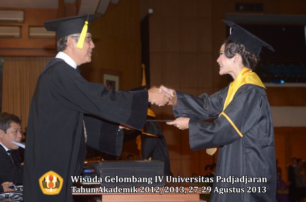 wisuda-unpad-gel-iv-ta-2012_2013-fakultas-ekonomi-dan-bisnis-oleh-dekan-232