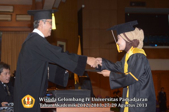 wisuda-unpad-gel-iv-ta-2012_2013-fakultas-ekonomi-dan-bisnis-oleh-dekan-233