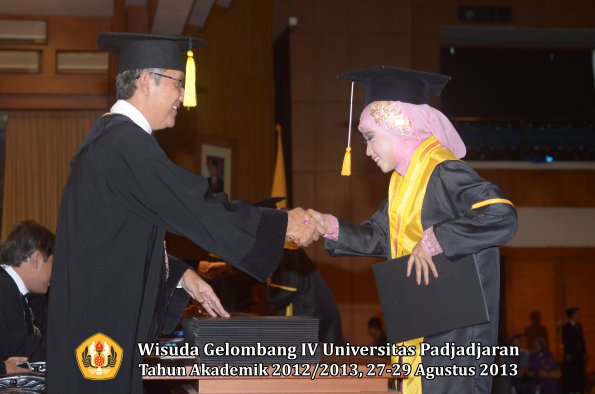 wisuda-unpad-gel-iv-ta-2012_2013-fakultas-ekonomi-dan-bisnis-oleh-dekan-234