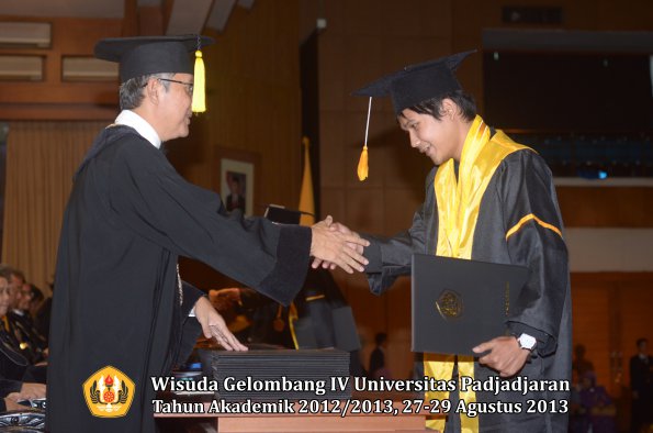 wisuda-unpad-gel-iv-ta-2012_2013-fakultas-ekonomi-dan-bisnis-oleh-dekan-235