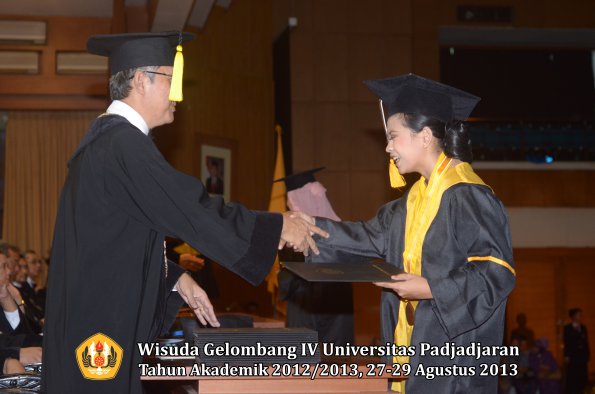 wisuda-unpad-gel-iv-ta-2012_2013-fakultas-ekonomi-dan-bisnis-oleh-dekan-241