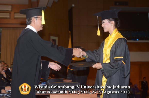 wisuda-unpad-gel-iv-ta-2012_2013-fakultas-ekonomi-dan-bisnis-oleh-dekan-242