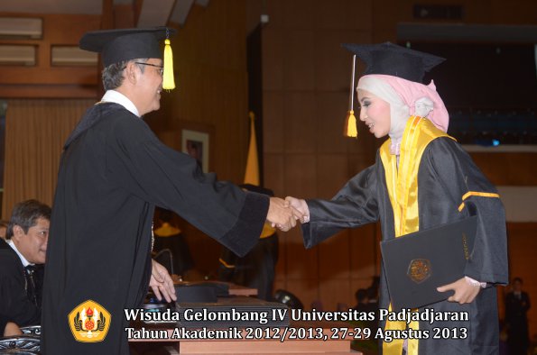 wisuda-unpad-gel-iv-ta-2012_2013-fakultas-ekonomi-dan-bisnis-oleh-dekan-246