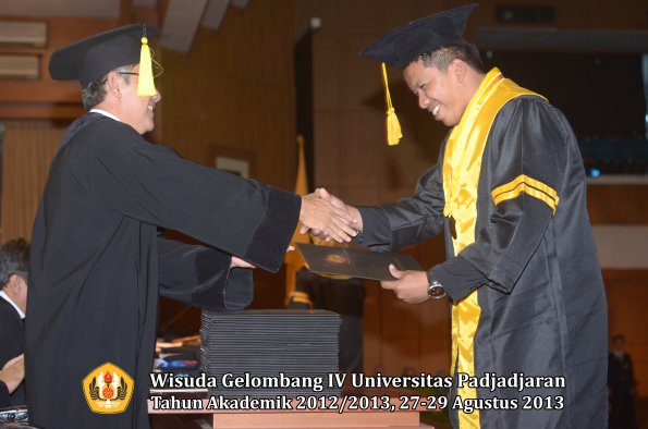 wisuda-unpad-gel-iv-ta-2012_2013-fakultas-ekonomi-dan-bisnis-oleh-dekan-248