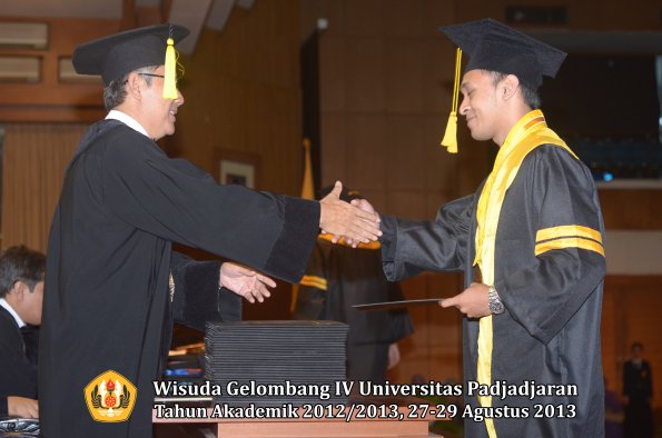 wisuda-unpad-gel-iv-ta-2012_2013-fakultas-ekonomi-dan-bisnis-oleh-dekan-250