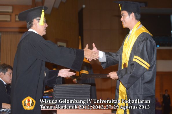 wisuda-unpad-gel-iv-ta-2012_2013-fakultas-ekonomi-dan-bisnis-oleh-dekan-251