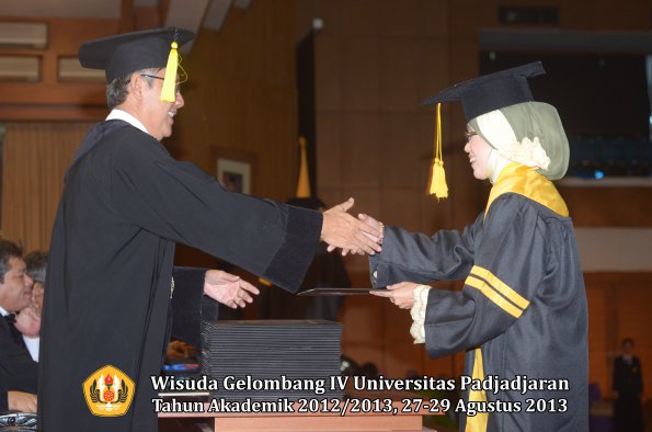 wisuda-unpad-gel-iv-ta-2012_2013-fakultas-ekonomi-dan-bisnis-oleh-dekan-252