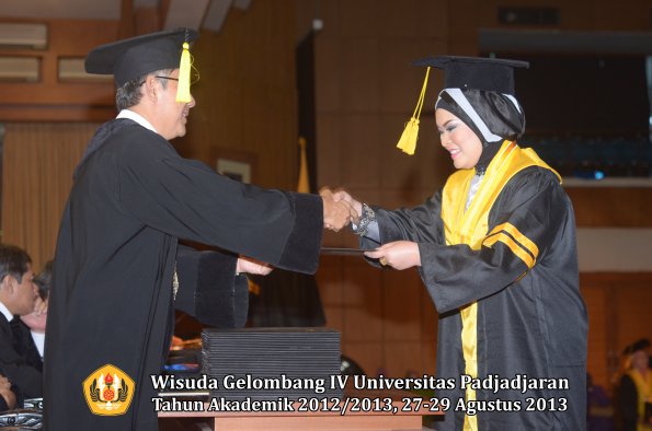 wisuda-unpad-gel-iv-ta-2012_2013-fakultas-ekonomi-dan-bisnis-oleh-dekan-256