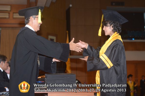 wisuda-unpad-gel-iv-ta-2012_2013-fakultas-ekonomi-dan-bisnis-oleh-dekan-257