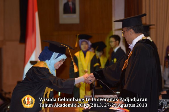 wisuda-unpad-gel-iv-ta-2012_2013-fakultas-ekonoi-dan-bisnis-oleh-rektor-081