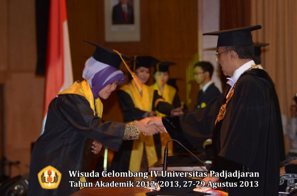 wisuda-unpad-gel-iv-ta-2012_2013-fakultas-ekonoi-dan-bisnis-oleh-rektor-082