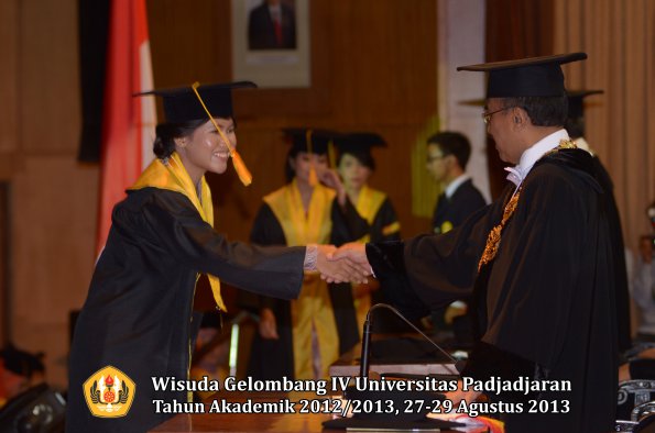 wisuda-unpad-gel-iv-ta-2012_2013-fakultas-ekonoi-dan-bisnis-oleh-rektor-083