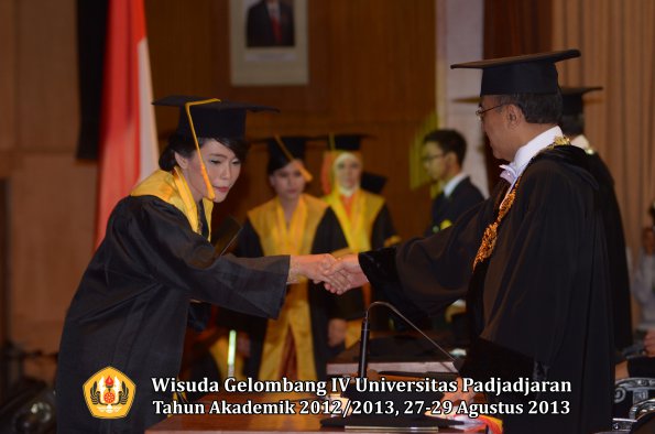 wisuda-unpad-gel-iv-ta-2012_2013-fakultas-ekonoi-dan-bisnis-oleh-rektor-085