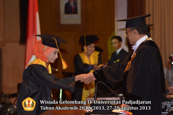 wisuda-unpad-gel-iv-ta-2012_2013-fakultas-ekonoi-dan-bisnis-oleh-rektor-090