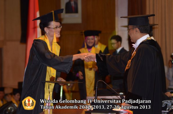 wisuda-unpad-gel-iv-ta-2012_2013-fakultas-ekonoi-dan-bisnis-oleh-rektor-094