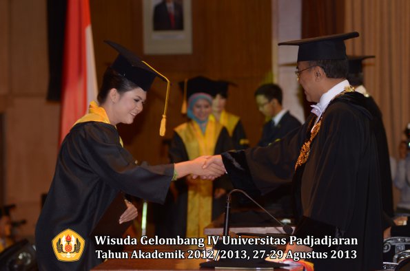 wisuda-unpad-gel-iv-ta-2012_2013-fakultas-ekonoi-dan-bisnis-oleh-rektor-098