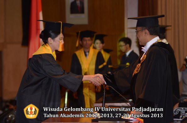 wisuda-unpad-gel-iv-ta-2012_2013-fakultas-ekonoi-dan-bisnis-oleh-rektor-100