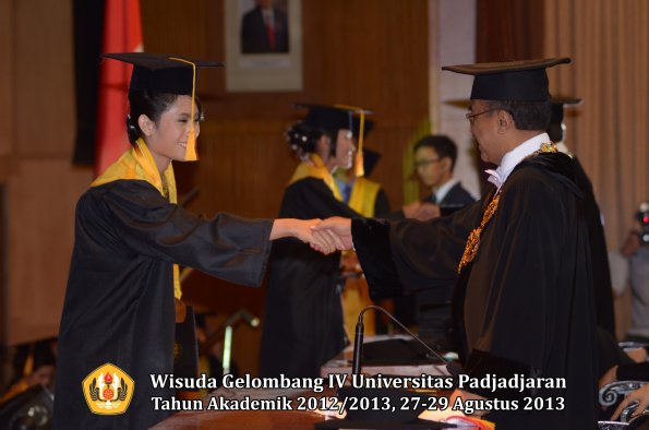 wisuda-unpad-gel-iv-ta-2012_2013-fakultas-ekonoi-dan-bisnis-oleh-rektor-102