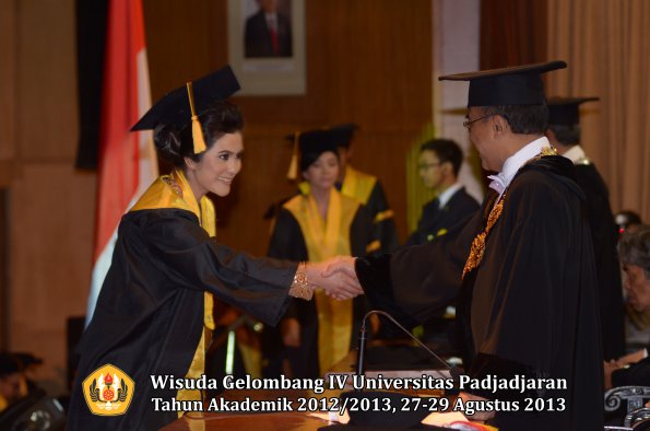 wisuda-unpad-gel-iv-ta-2012_2013-fakultas-ekonoi-dan-bisnis-oleh-rektor-108