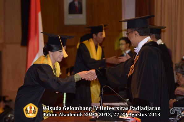 wisuda-unpad-gel-iv-ta-2012_2013-fakultas-ekonoi-dan-bisnis-oleh-rektor-109