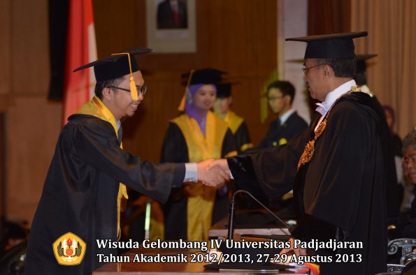 wisuda-unpad-gel-iv-ta-2012_2013-fakultas-ekonoi-dan-bisnis-oleh-rektor-113