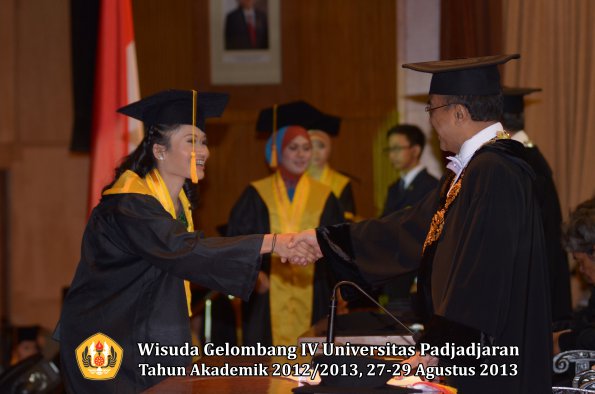 wisuda-unpad-gel-iv-ta-2012_2013-fakultas-ekonoi-dan-bisnis-oleh-rektor-117